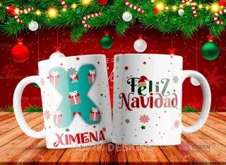Taza sublimada con la letra X mayúscula en turquesa adornada con regalos, junto al nombre 'XIMENA' y al reverso 'Feliz Navidad' con estrellas y copos de nieve.