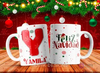 Taza sublimada con la letra Y mayúscula en rojo adornada con copos de nieve, junto al nombre 'YAMILA' y al reverso 'Feliz Navidad' con estrellas y copos de nieve.