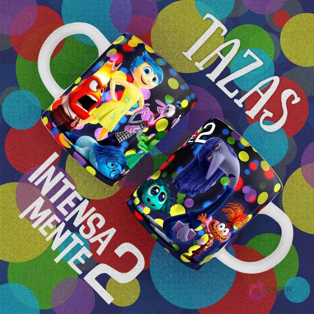 Tazas blancas con diseño de grupos de emociones de Intensamente 2, incluyendo Alegría, Tristeza, Furia, Asco y Miedo junto a Ansiedad y Envidia, sobre fondo de círculos multicolor.