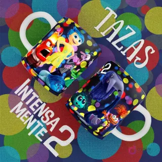 Tazas blancas con diseño de grupos de emociones de Intensamente 2, incluyendo Alegría, Tristeza, Furia, Asco y Miedo junto a Ansiedad y Envidia, sobre fondo de círculos multicolor.