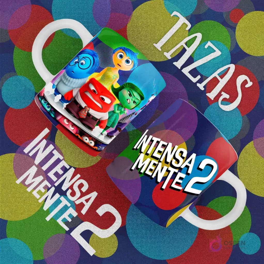 Una taza blanca con el elenco original de Intensamente (Alegría, Tristeza, Furia, Asco, Miedo) y otra con el logo de 'Intensamente 2' sobre fondo de círculos coloridos.