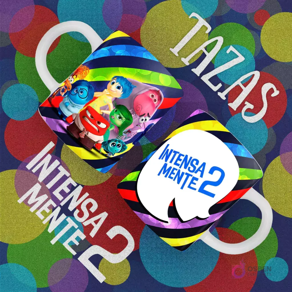 Una taza blanca con todas las emociones de Intensamente 2 juntas y otra con el logo de 'Intensamente 2' en forma de nube sobre un fondo de rayas coloridas.
