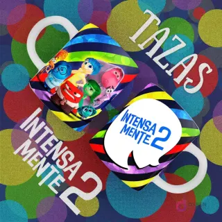 Una taza blanca con todas las emociones de Intensamente 2 juntas y otra con el logo de 'Intensamente 2' en forma de nube sobre un fondo de rayas coloridas.