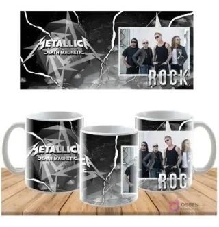 Plantilla de sublimación para taza con logo de Metallica 'Death Magnetic' y foto de la banda, mostrando el diseño plano y su aplicación en una taza blanca en un ambiente de madera.