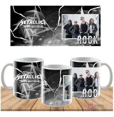 Plantilla de sublimación para taza con logo de Metallica 'Death Magnetic' y foto de la banda, mostrando el diseño plano y su aplicación en una taza blanca en un ambiente de madera.