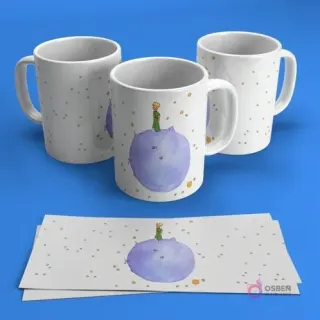 Tres tazas blancas para sublimación con diseño de El Principito de pie sobre un planeta púrpura con estrellas doradas y fondo azul. Se muestran dos plantillas impresas de la misma ilustración.
