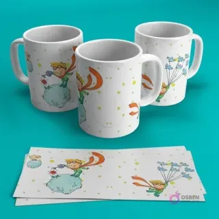 Tres tazas de sublimación con El Principito regando una flor en un planeta azul y El Principito volando con pájaros y estrellas sobre fondo celeste. Dos plantillas impresas muestran los diseños.