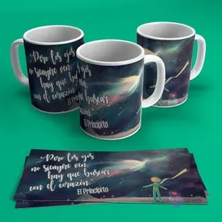 Tres tazas blancas para sublimar con diseño de El Principito observando una paloma luminosa en el espacio estelar, acompañadas de la cita 'Pero los ojos no siempre ven, hay que buscar con el corazón' sobre fondo verde oscuro.