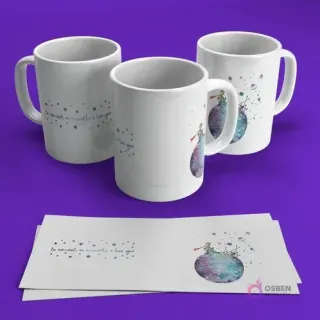Tres tazas blancas para sublimar con El Principito sobre un planeta salpicado de colores estelares y la famosa frase 'Lo esencial es invisible a los ojos'. Fondo violeta.