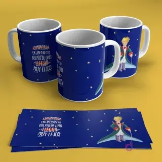 Tres tazas blancas para sublimar con El Principito de traje verde y la frase 'Caminando en línea recta no puede uno llegar muy lejos' sobre un fondo azul oscuro estrellado.