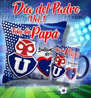 Mockup de una taza y un cojín sublimados con el escudo de Universidad de Chile y el mensaje 'Feliz día Papá', ambientado en un estadio de fútbol.