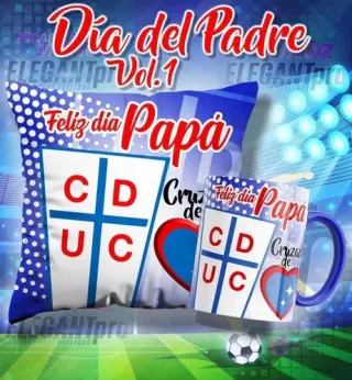 Mockup de una taza y un cojín sublimados con el escudo de Universidad Católica y el mensaje 'Feliz día Papá', ambientado en un estadio de fútbol.
