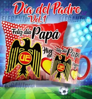 Mockup de una taza y un cojín sublimados con el escudo de Unión Española y el mensaje 'Feliz día Papá', ambientado en un estadio de fútbol.