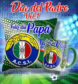 Mockup de una taza y un cojín sublimados con el escudo de AC Barnechea (ACSI) y el mensaje 'Feliz día Papá', ambientado en un estadio de fútbol.