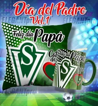 Mockup de una taza y un cojín sublimados con el escudo de Santiago Wanderers y el mensaje 'Feliz día Papá', ambientado en un estadio de fútbol.