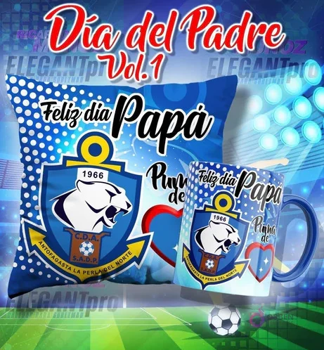 Mockup de una taza y un cojín sublimados con el escudo de Deportes Antofagasta y el mensaje 'Feliz día Papá', ambientado en un estadio de fútbol.