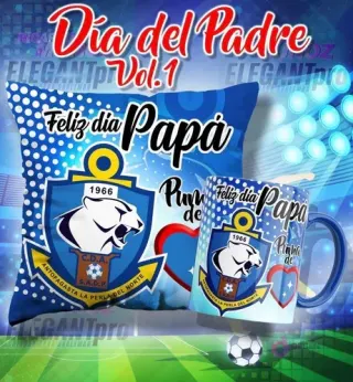 Mockup de una taza y un cojín sublimados con el escudo de Deportes Antofagasta y el mensaje 'Feliz día Papá', ambientado en un estadio de fútbol.