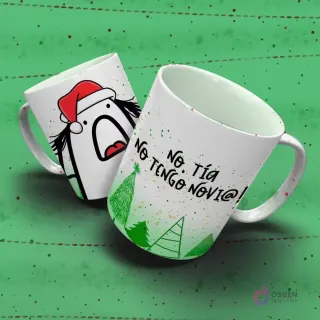 Taza Flork Navidad con Flork avergonzado y el divertido mensaje 'No. Tía NO TENGO NOVI@!' sobre fondo de pinos.