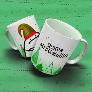 Tazas sublimadas de Flork navideño: Flork con gorro de elfo y el clamor 'QUIERO MI REGALO!!!!!' entre árboles de Navidad.