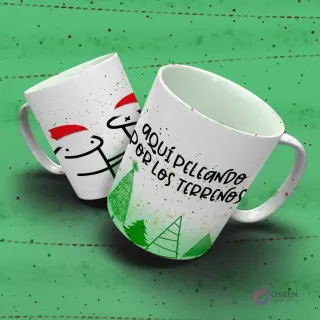 Diseño de taza Flork Navidad con dos Florks en gorro de Santa y la frase 'AQUÍ PELEANDO POR LOS TERRENOS'.