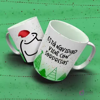 Diseño de taza Flork navideña con Flork sonriente y la promesa 'ESTÁ NAVIDAD VIENE CON SORPRESAS' entre pinos festivos.