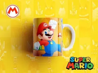 Taza sublimada con Mario Bros saltando con un signo de exclamación y moneda, fondo amarillo pixelado con elementos del juego, logo de Super Mario y logo 'M'.
