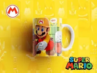 Taza sublimada con Mario Bros vestido de constructor, con casco y herramientas, reparando tuberías, sobre un fondo amarillo pixelado y el logo de Super Mario.
