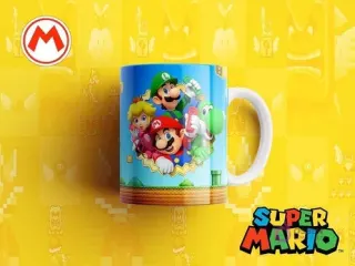 Taza sublimada con Mario, Luigi, Princesa Peach y Yoshi juntos en un escenario de juego con tuberías y nubes, sobre fondo amarillo pixelado y el logo de Super Mario.