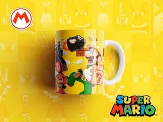 Taza sublimada con Mario Bros constructor rompiendo bloques con un martillo y un Goomba oscuro al lado, sobre fondo amarillo pixelado y el logo de Super Mario.