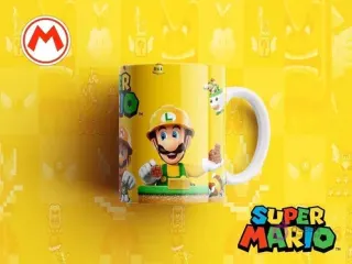 Taza sublimada con Luigi constructor, con casco y bigote, sosteniendo un bloque, sobre fondo amarillo pixelado y el logo de Super Mario.