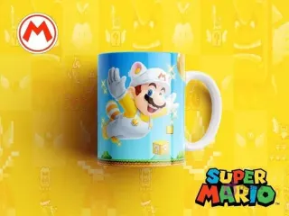 Taza sublimada con Mario Bros en su traje de mapache volador blanco (Tanooki Mario), saltando con monedas, sobre un fondo azul claro con nubes, fondo amarillo pixelado general y el logo de Super Mario.