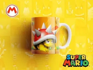 Taza sublimada con un Koopa Troopa con caparazón rojo espinoso, arrastrándose, sobre fondo naranja claro con césped, fondo amarillo pixelado general y el logo de Super Mario.