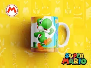 Taza sublimada con Yoshi, el dinosaurio verde amigo de Mario, caminando o corriendo, sobre fondo azul claro con nubes y césped, fondo amarillo pixelado general y el logo de Super Mario.