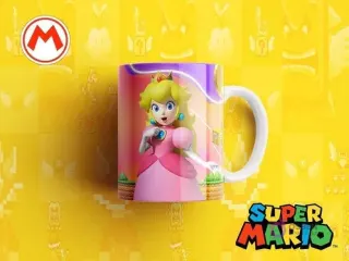 Taza sublimada con la Princesa Peach, con su vestido rosa y corona, posando elegantemente, sobre fondo violeta claro con césped, fondo amarillo pixelado general y el logo de Super Mario.