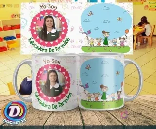Taza blanca personalizada 'Yo soy Educadora de Párvulos' con marco de corazón para foto y dibujos infantiles de mariposas y crayones