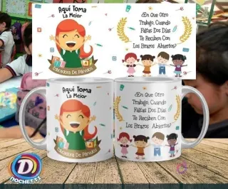 Taza para educadora de párvulos con ilustración de maestra feliz y frase inspiradora 'Aquí Toma La Mejor Educadora' junto a niños