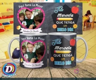 Taza negra personalizable para educadoras de párvulos con foto de maestra y niños, nombre de 'Tía Marcela' y elementos escolares en estilo pizarra