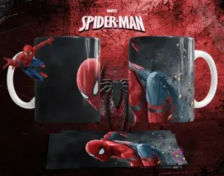 Mockup de taza sublimada con diseño de Spiderman clásico en acción, sobre fondo negro y rojo con el logo de Marvel Spiderman.