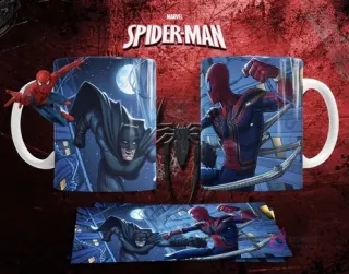 Mockup de taza sublimada con diseño de Spiderman clásico enfrentándose a Batman, estilo cómic vibrante.