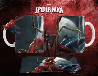 Mockup de taza sublimada con diseño del Iron Spider, traje rojo y dorado con patas metálicas, bajo la luz de la luna.