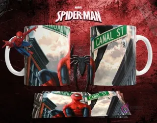 Mockup de taza sublimada con diseño de Spiderman clásico en la ciudad de Nueva York, con señales de calle.