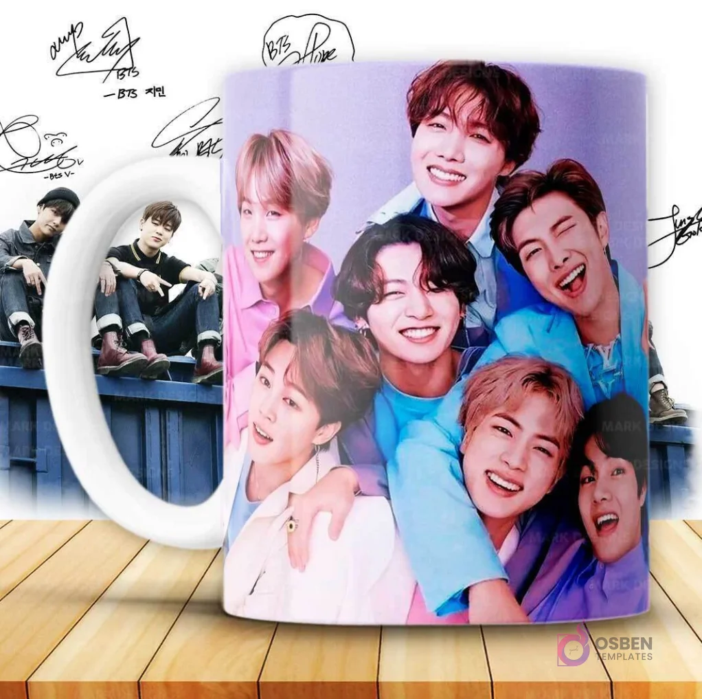 Taza de sublimación con diseño de los 7 integrantes de BTS sonriendo, en un fondo lila claro.