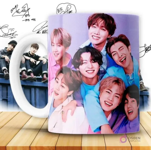 Taza de sublimación con diseño de los 7 integrantes de BTS sonriendo, en un fondo lila claro.