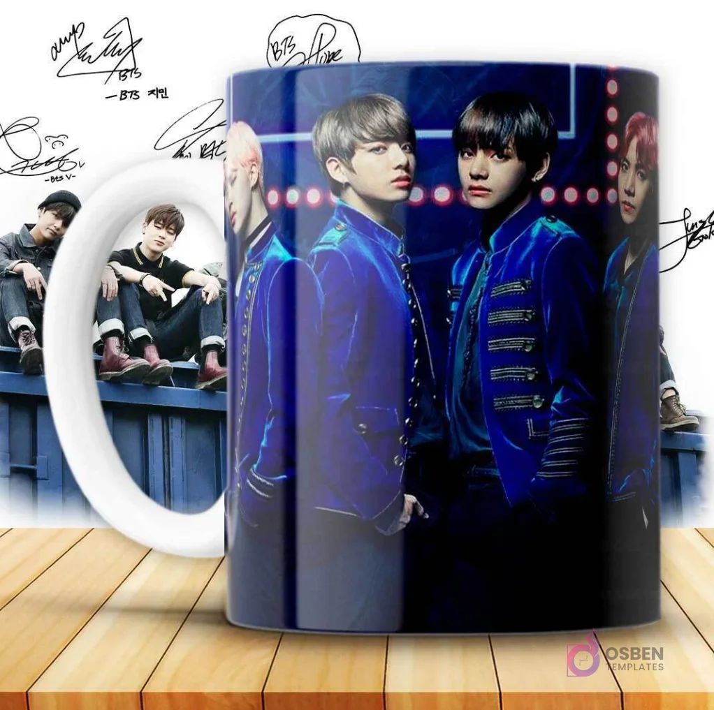 Taza personalizada con diseño de los miembros de BTS (Jungkook y V prominentes) en elegantes trajes azules, sobre un escenario oscuro.