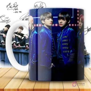 Taza personalizada con diseño de los miembros de BTS (Jungkook y V prominentes) en elegantes trajes azules, sobre un escenario oscuro.