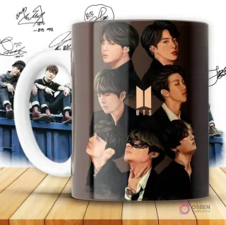 Taza con ilustración estilo cómic de los 7 miembros de BTS en negro y tonos oscuros, con el logo de BTS en el centro.