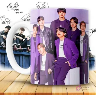 Taza con diseño fotográfico de los 7 integrantes de BTS posando con ropa de tonos morados, sobre un fondo lila.