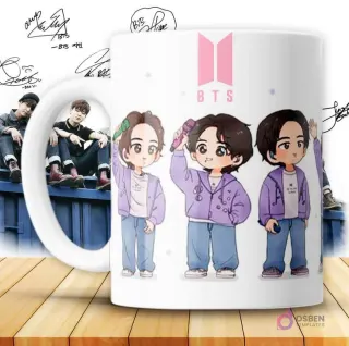 Taza blanca con diseño de 3 miembros de BTS en estilo chibi cartoon, con ropa morada y el logo rosa de BTS.