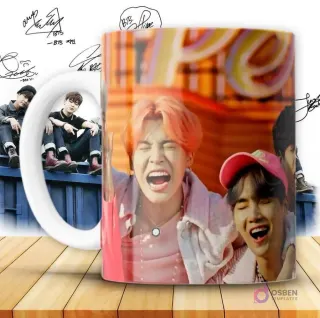 Taza con diseño de Jimin de BTS riendo a carcajadas con cabello naranja y Suga sonriendo, en un ambiente vibrante con tonos cálidos.