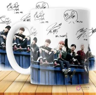 Taza con diseño de los 7 miembros de BTS sentados sobre un contenedor azul, con un fondo blanco decorado con autógrafos del grupo.